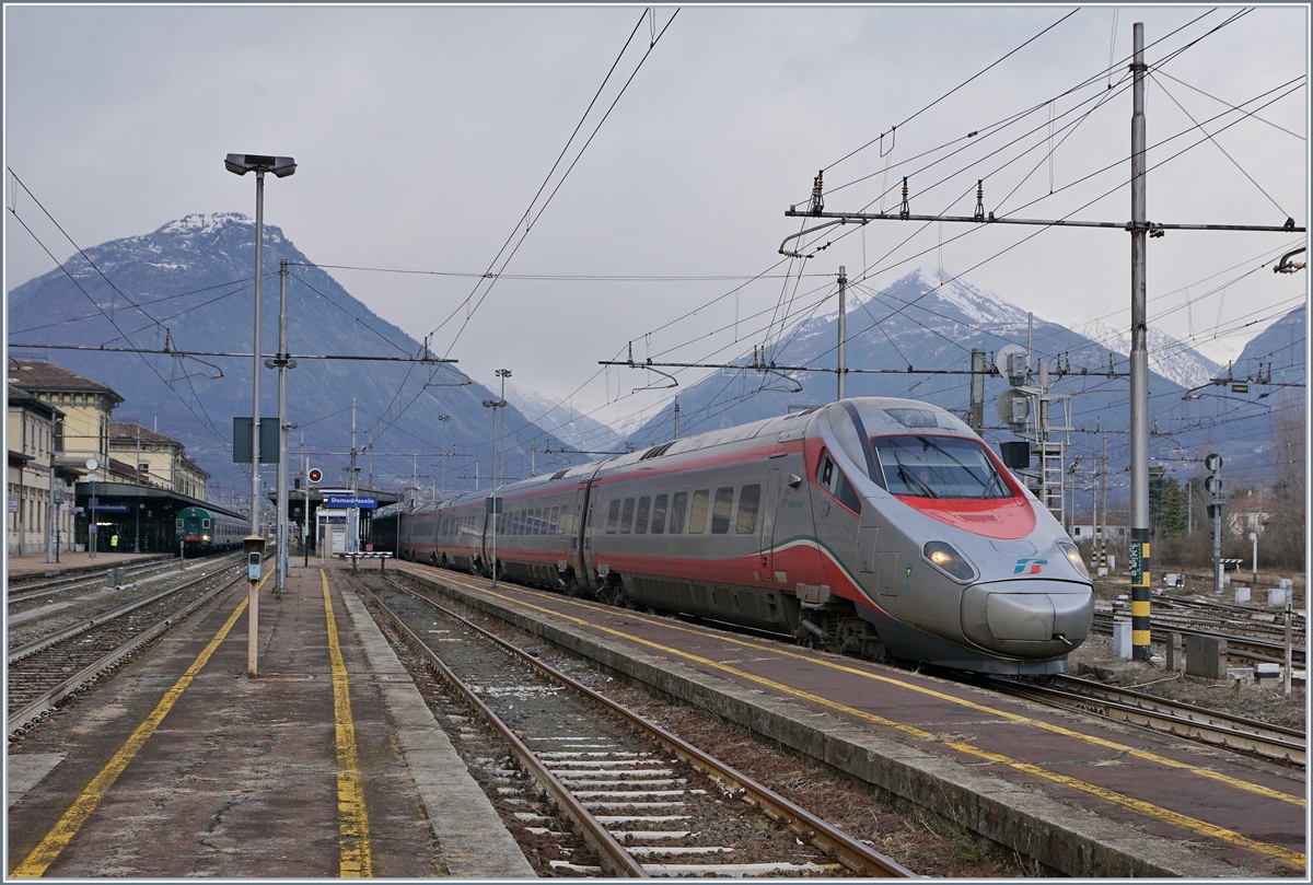 A FS Trenitalia ETR 610 on the way from Basel to Milano (EC 57) in Domodossola.
16.01.2018