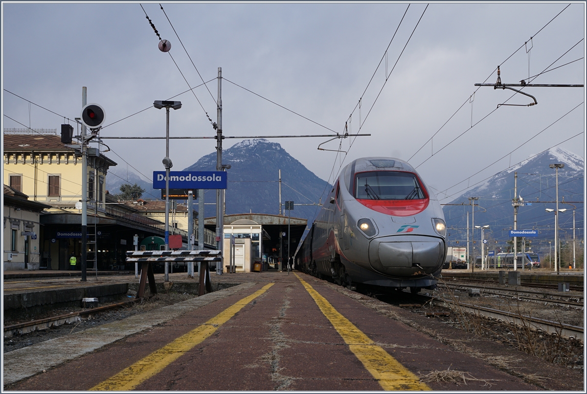 A FS Trenitalia ETR 610 on the way from Basel to Milano (EC 57) by his stop in Domodossola.
16.01.2018