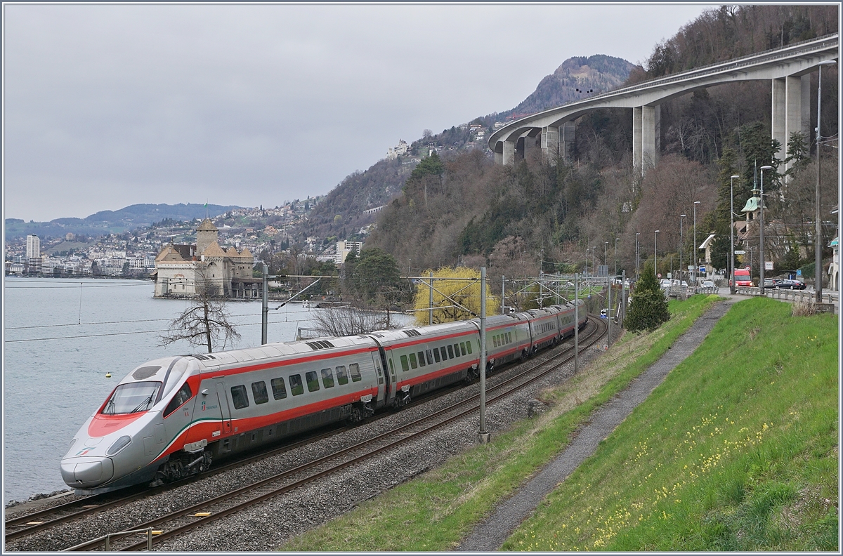 A FS Trenitalia ETR 610 by the Castel of Chilon on the way to Geneva.
03.04.2018