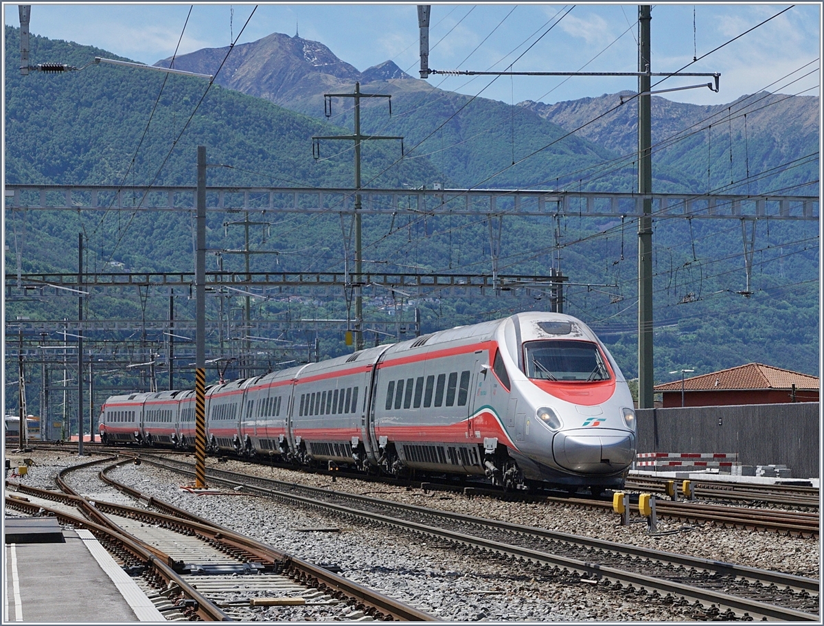 A FS Trenitalia ETR 610 on the way to ZÜrich in Giubiasco.
20.05.2017