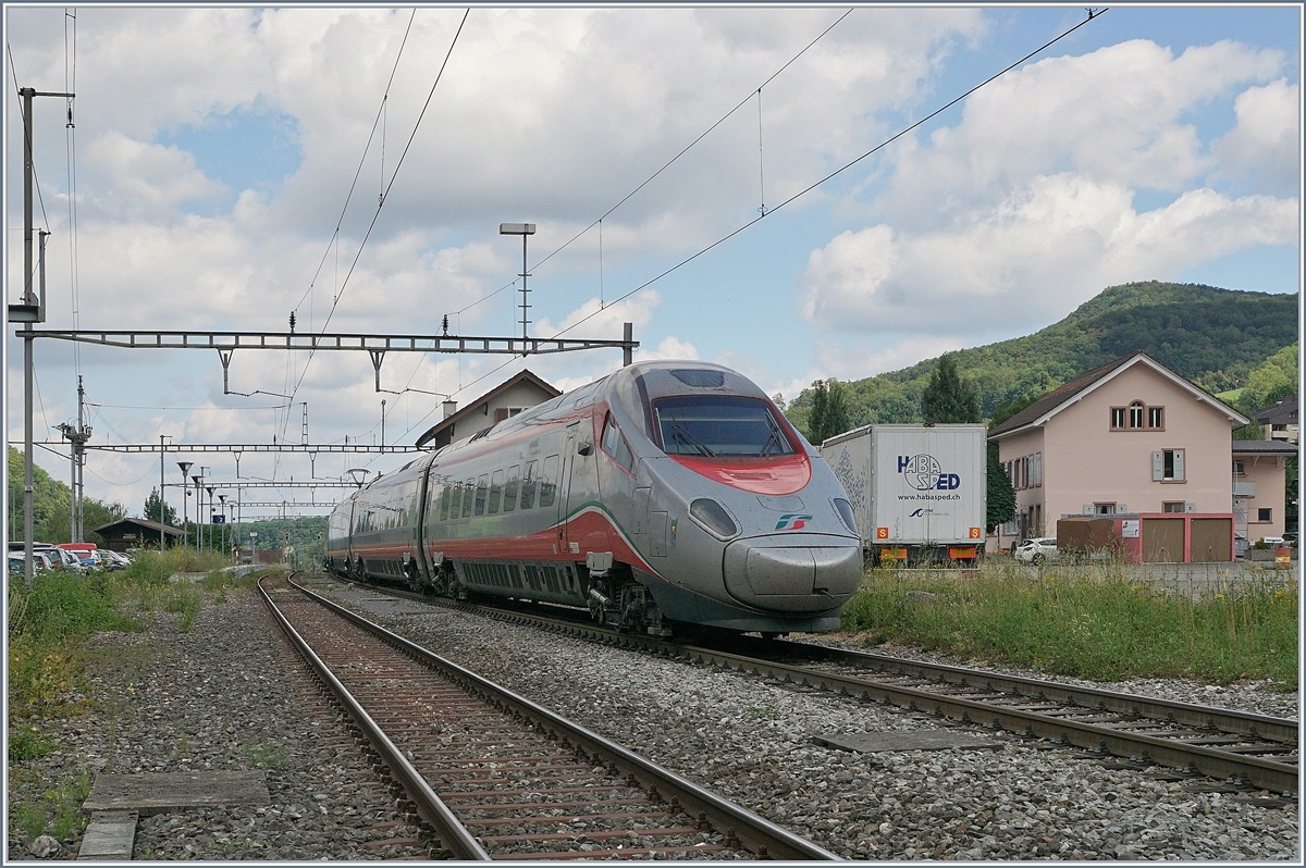 A FS Trenitalia ETR 610 on the way to Basel in Läufelfingen (Old Hauenstein-Line).
11.07.2018 