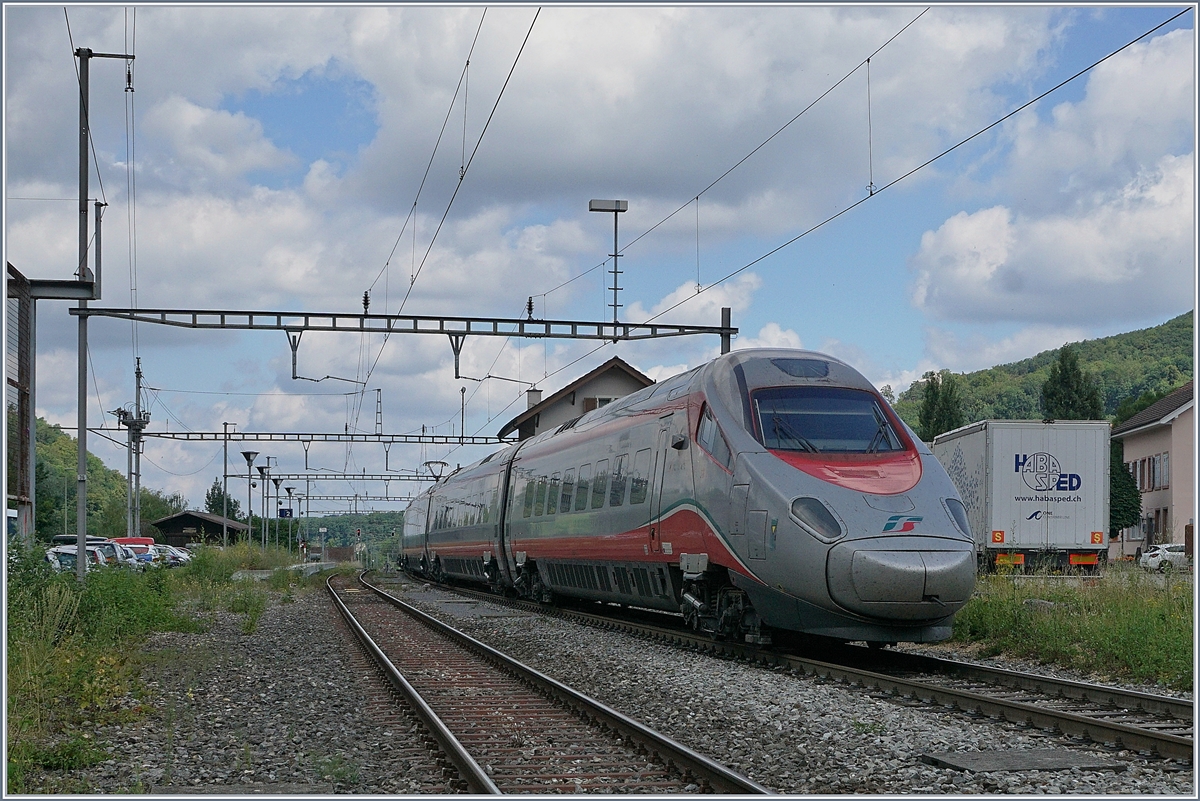 A FS Trenitalia ETR 610 on the way to Basel in Läufelfingen (Atle Hauenstein Line).
11.07.2018