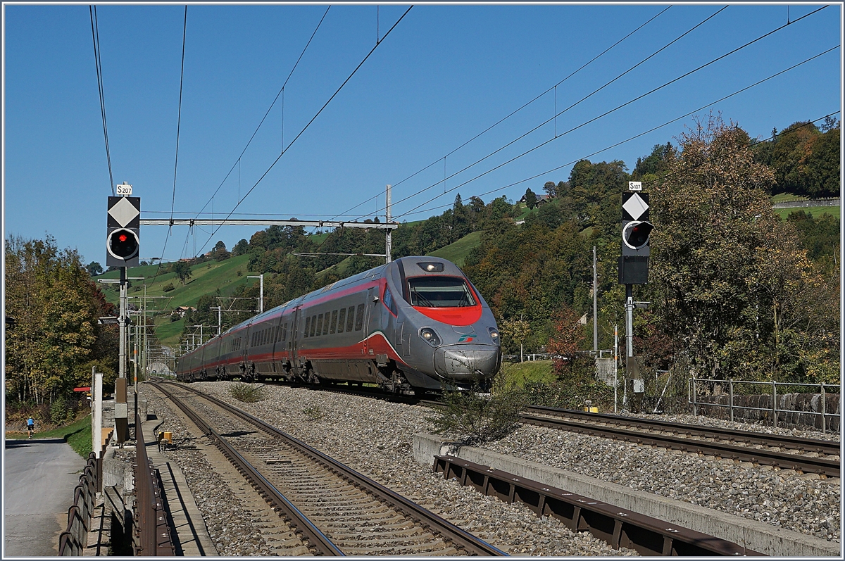 A FS Trenitalia ETR 610 on the way to Milan by Mülenen. 
10.10.2018