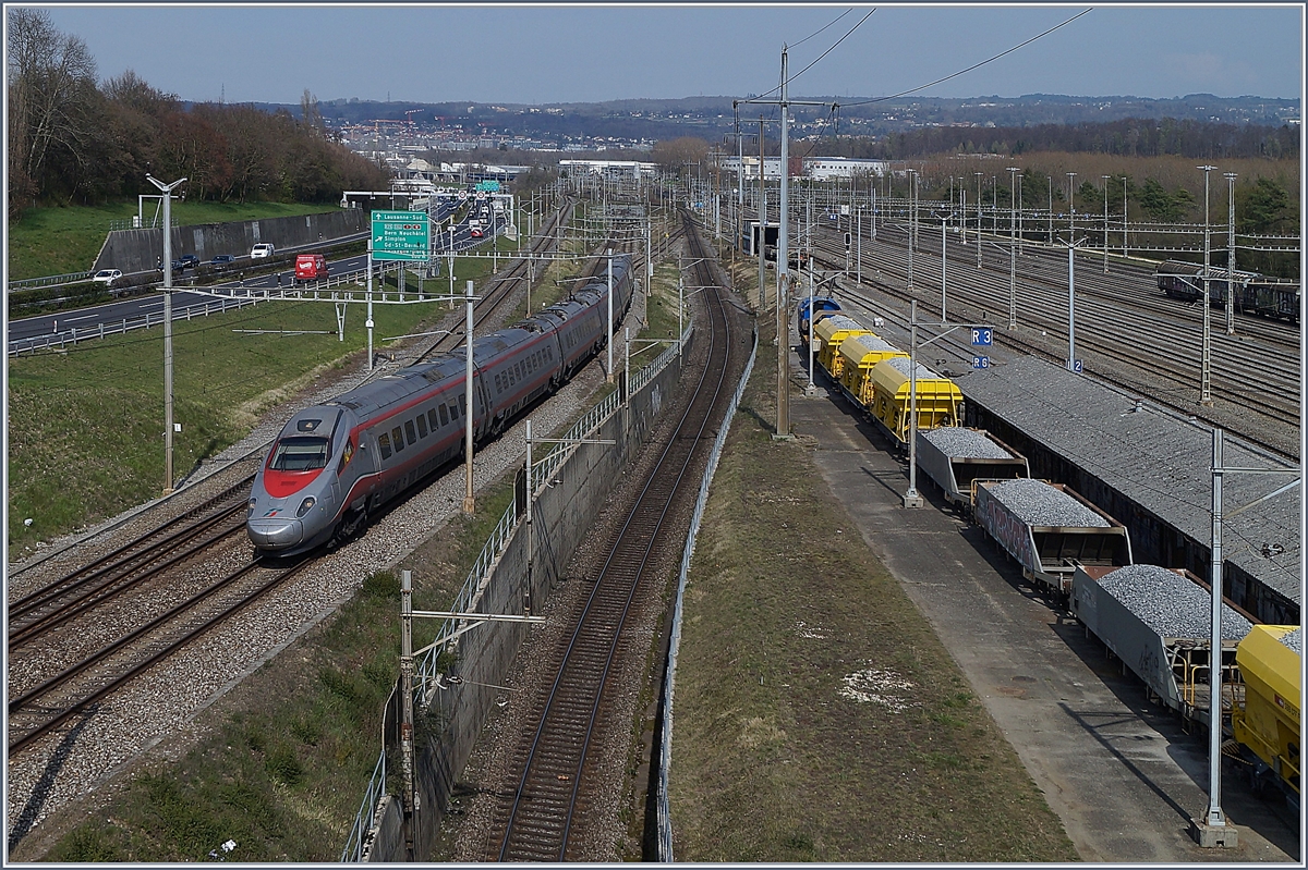 A FS Trenitalia ETR 610 on the way to Geneve by Lonay-Préveranges.

02.04.2019