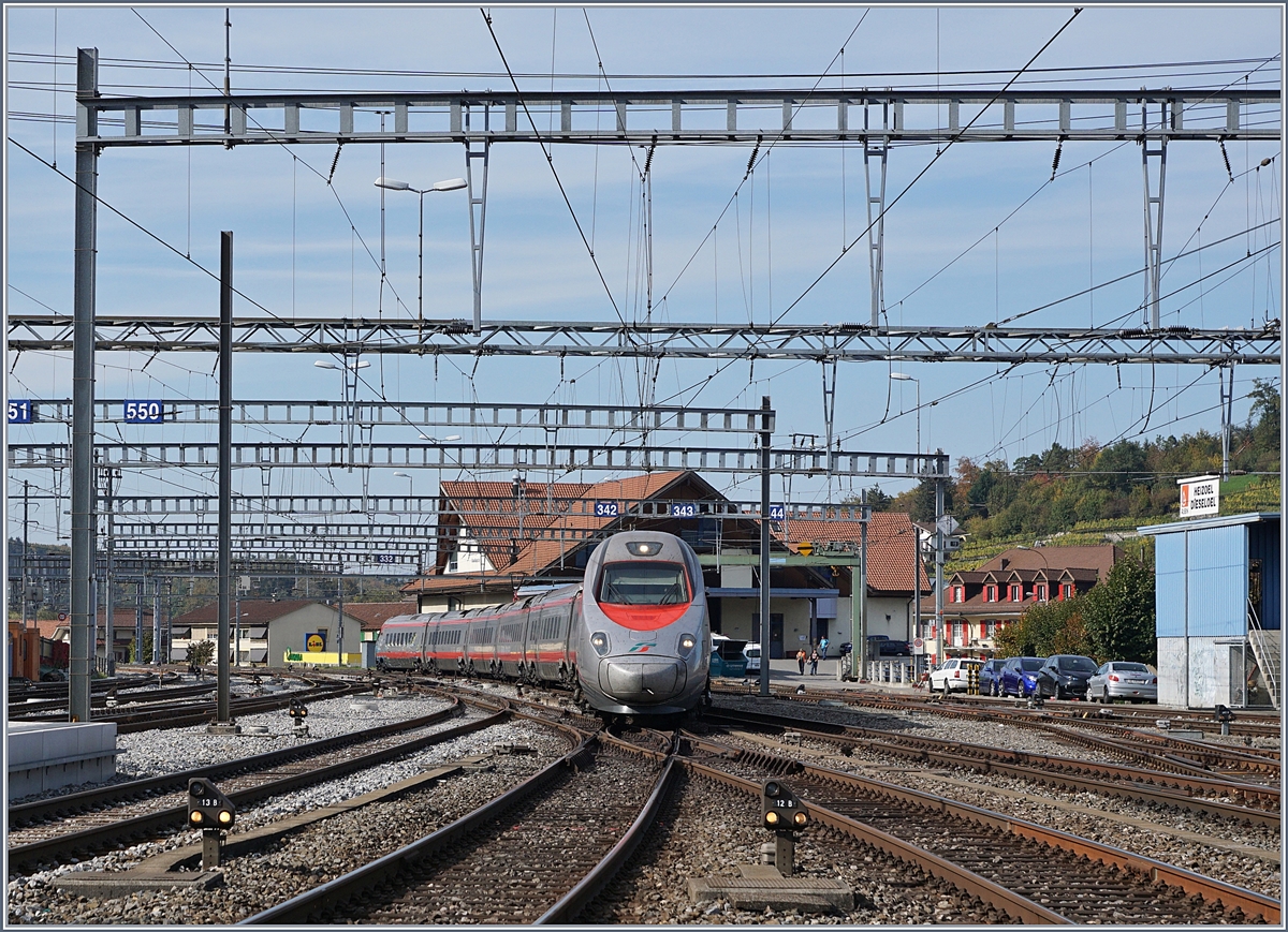 A FS Trenitalia ETR 610 to Milano is arriving at Spiez.

16.10.2018