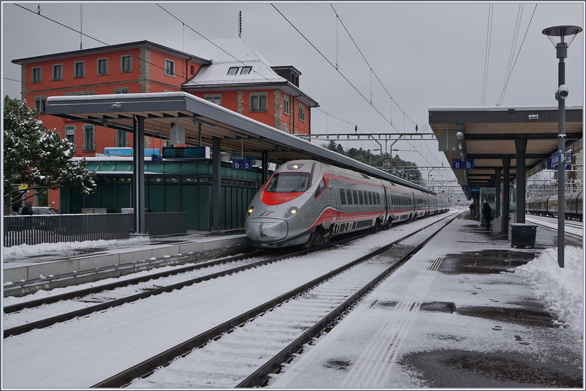 A FS Trenitalis ETR 610 on the way to Basel SBB by hisstop in Arth Goldau.
05.01.2017