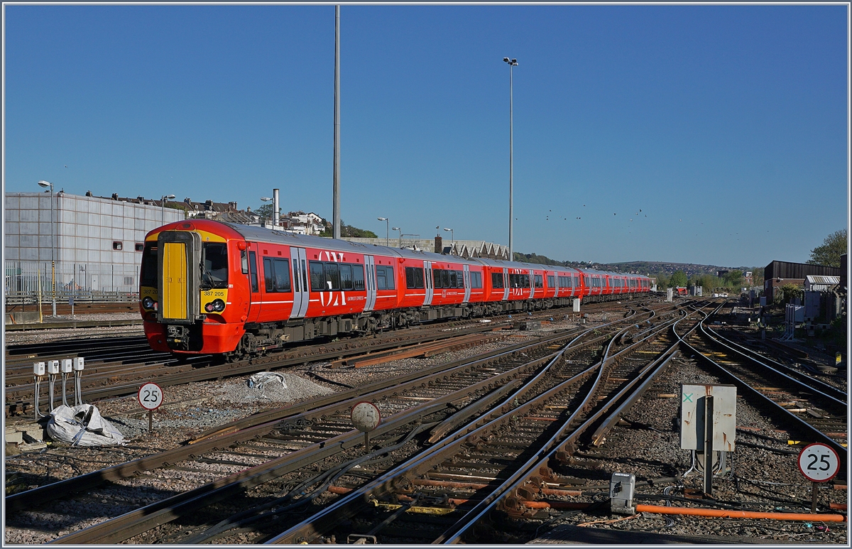 A Gatwick Express (Class 487) is leaving Brighton.
01.05.2018