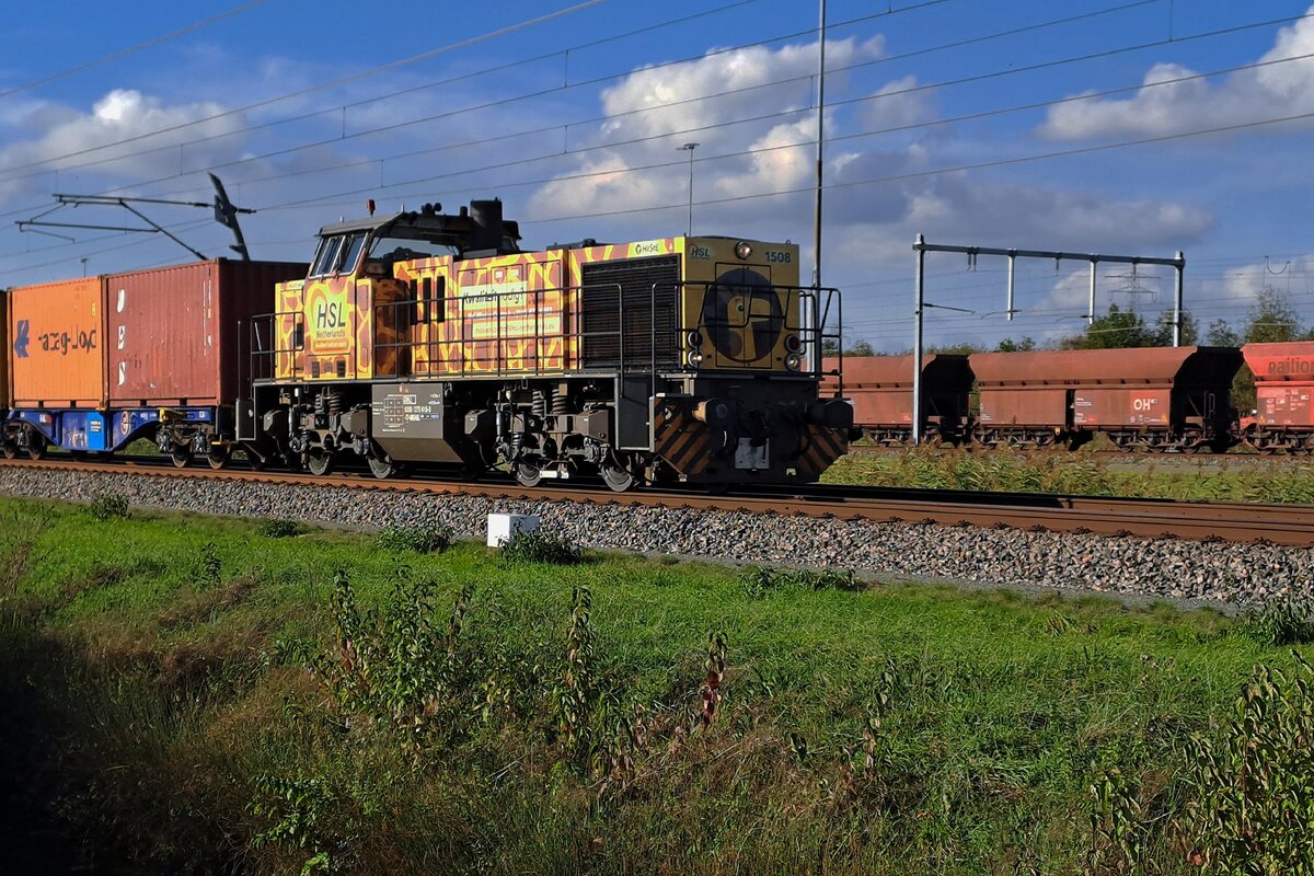 Eine Giraffe auf den Gleisen! Am 4. Oktober 2026 machte HSL 1508 – seit 2025 mit diesem interessanten Giraffen-Design – einen seltenen Auftritt auf der Güterachse Betuweroute und ist hier bei Valburg zu sehen. Da HSL 1508 normalerweise im Hafenbereich Rotterdam rangiert, sind solche Ausflüge eine echte Seltenheit.