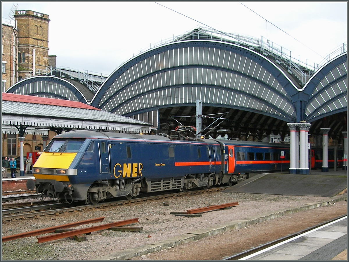 A GNER Class 91 wiht his IC 225 in York on the way to Edinburgh. (1200px Version)
30.03.2006