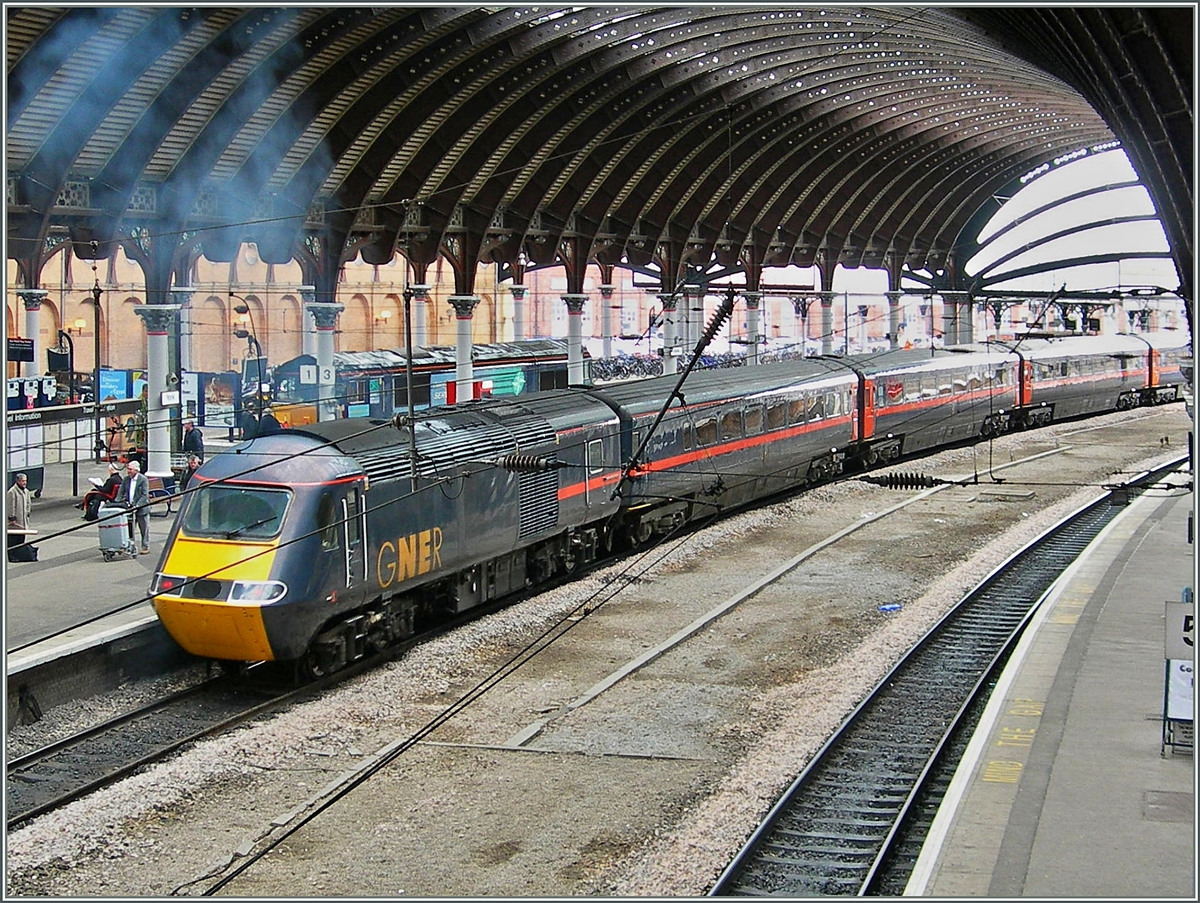 A GNER HST 125 from Scottland to London is leaving York. 
30.03.2006