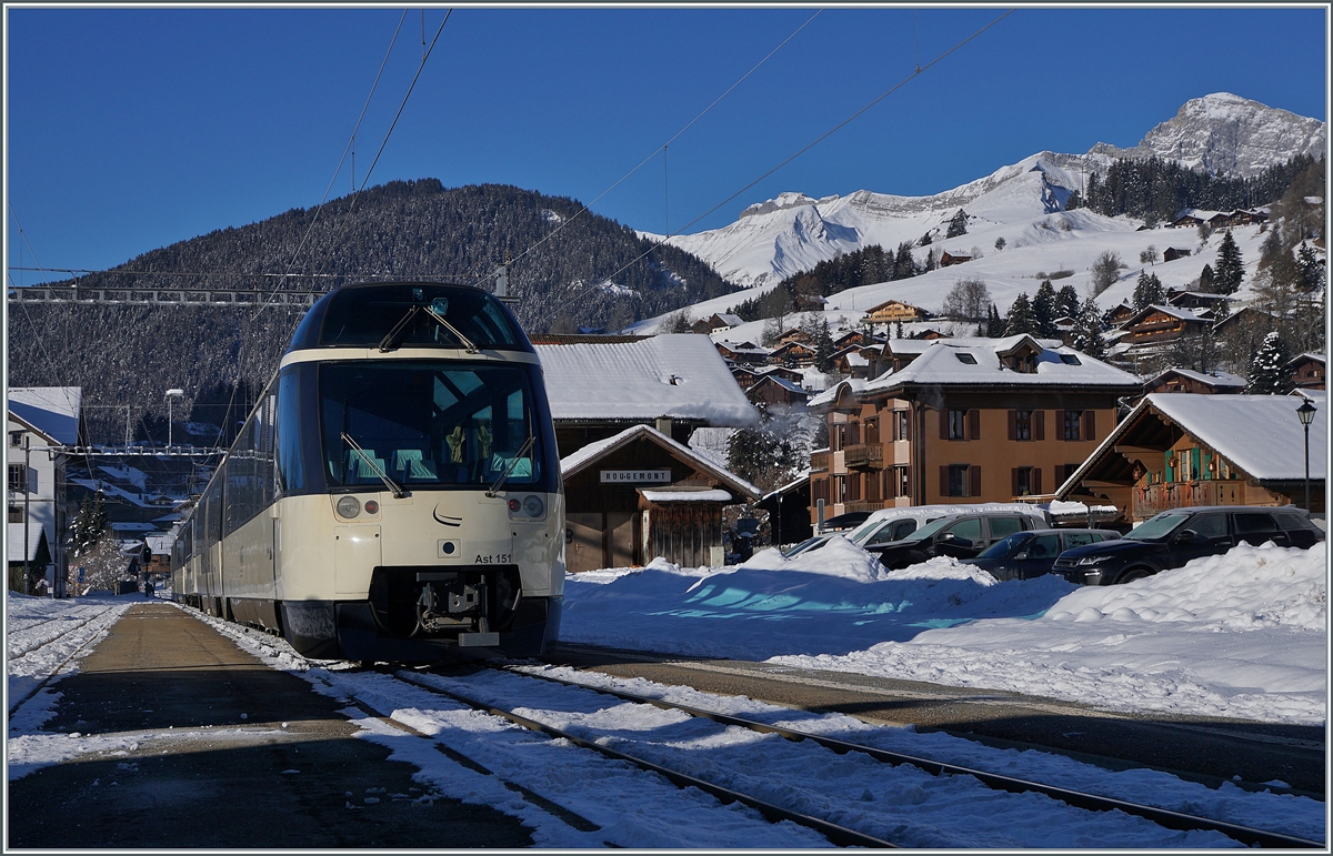 A GoldenPass regional train with the Panoramic control car Ast 151 in the lead stopping at Rougemont.

Jan 11, 2021