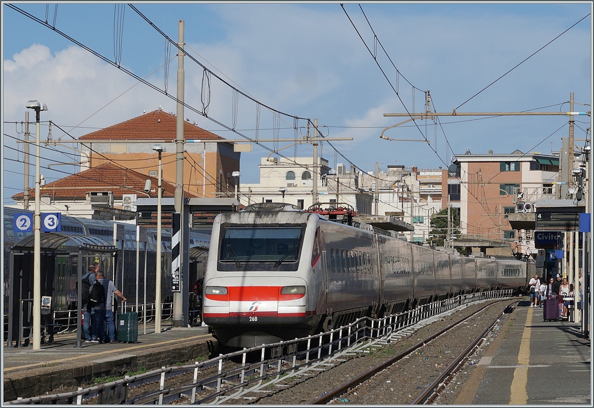 A good week later, the same FS Treniatlia ETR 460 026 reappears, now as Frecciabinaco FB 8601, traveling from Genoa Principe to Roma Termini. I was able to photograph it during its stop in Chivitavecchia. September 27, 2025