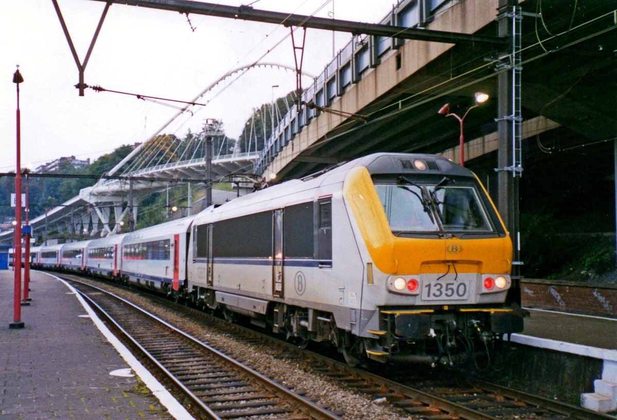 A greeting from the loco driver of SNCB 1350 at Liége-Guillemins on 17 July 1999: both red and white head lights have been alighted. 