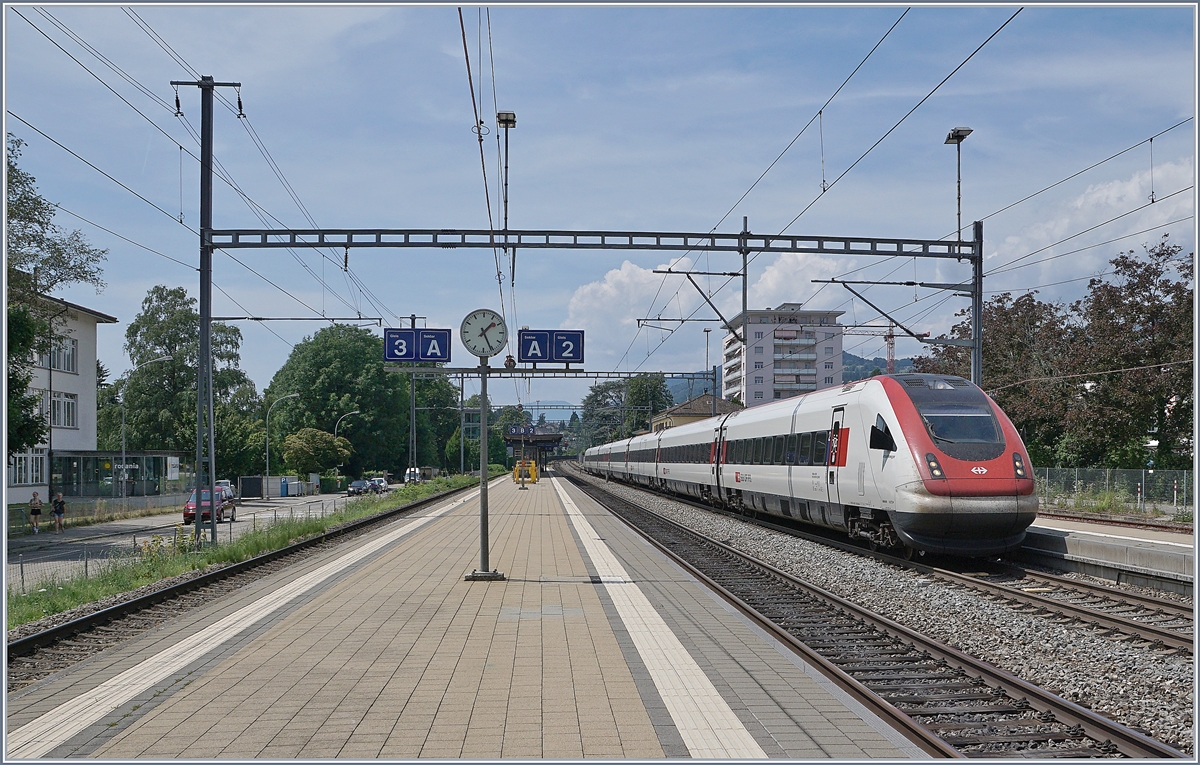 A ICN from Lausanne to St Gallen by his stop in Grenchen Süd. 

22.07.2019