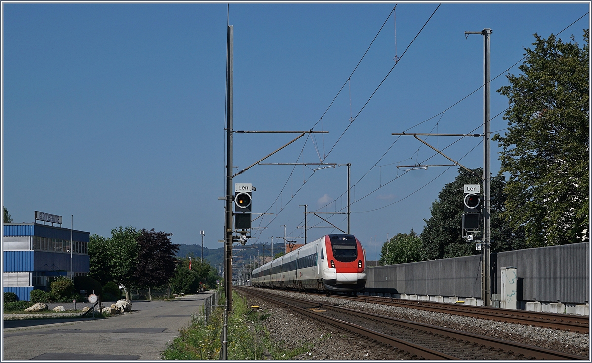 A ICN on the way to Zürich between Lengnau and Grenchen Süd.
22.07.2018 