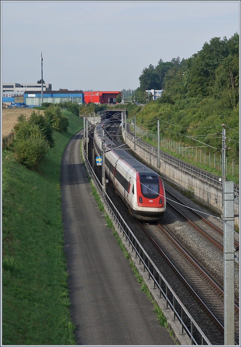 A ICN on the way to Genevea on the high speed ligne by Langenthal.

10.08.2020