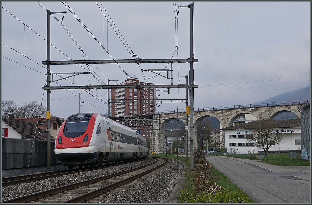 A ICN on the way to Lausanne by the mösli Viaduct in Grenchen. 

18.04.2021