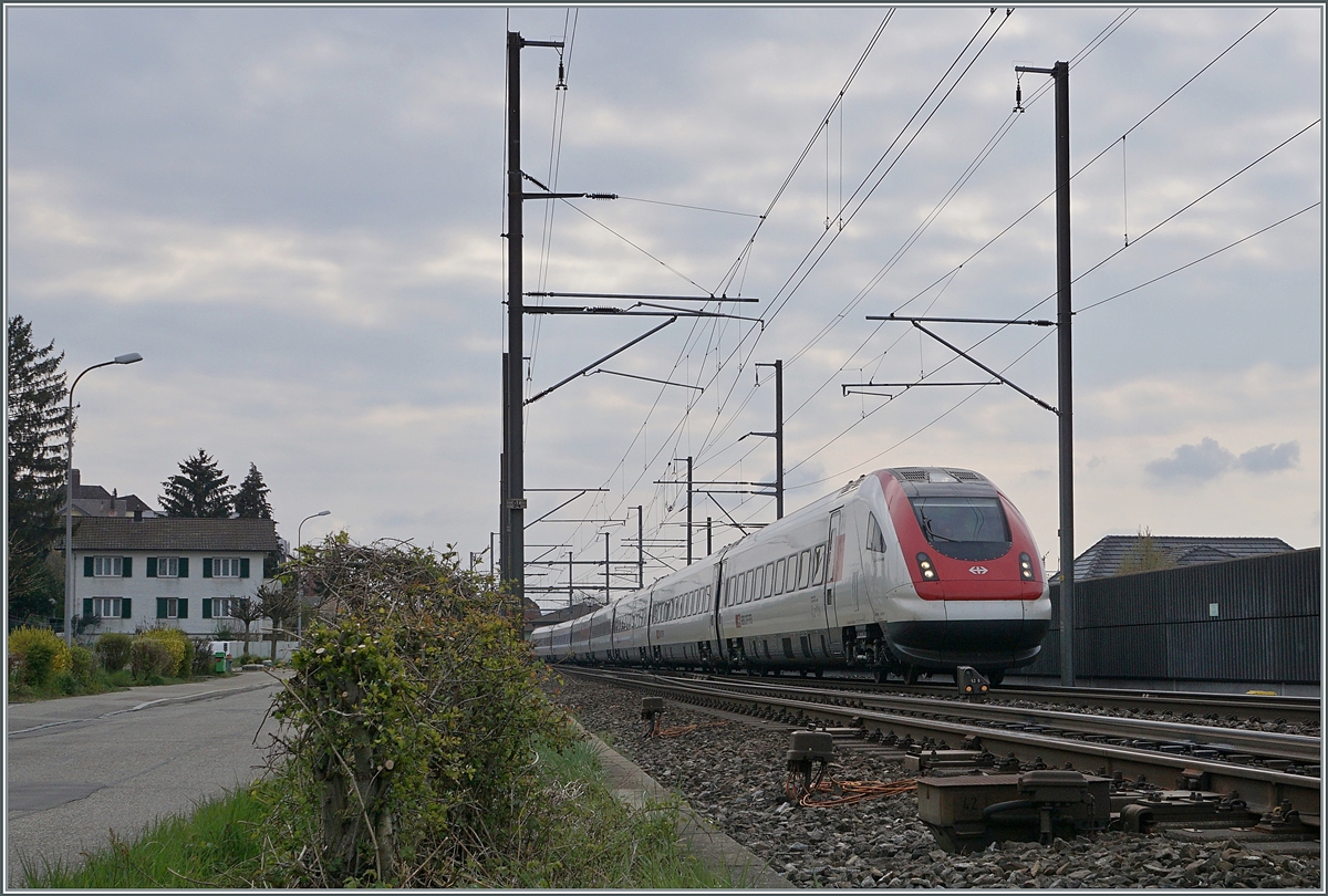 A ICN on the way to Lausanne just after his departure in Grenchen Süd. 

18.04.2021