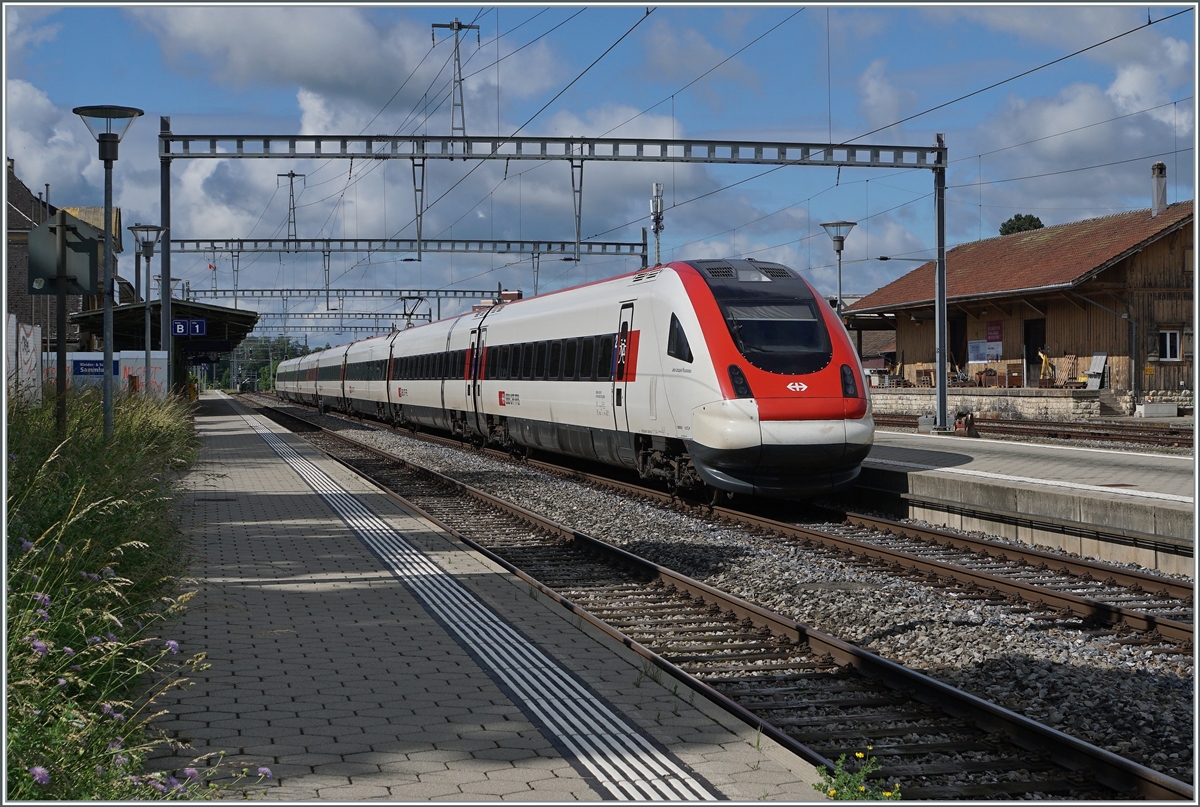 A ICN on the way from Basel to Biel/Bienne by his stop in Grenchen Nord.

06.06.2021
