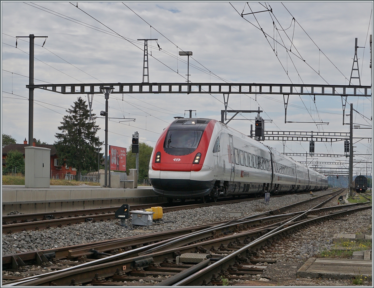 A ICN RABe 500 on the way from Genève to Rorschach in Chavornay. 

15.08.2022