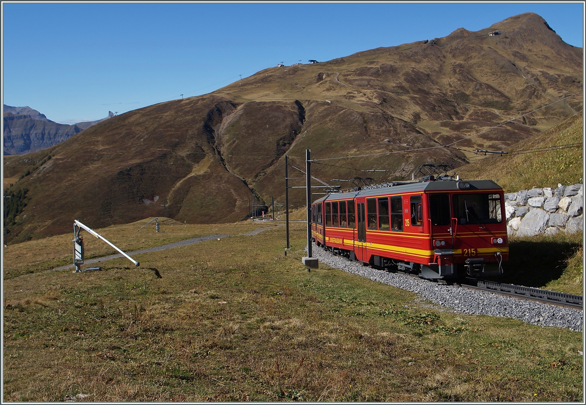 A JB (Junfrau Bahn) train between Kleine Schiedegg and Eigergletscher.
09.10.2014