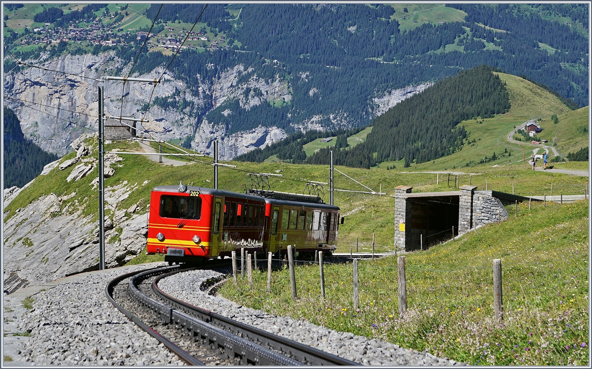 A Jungfraubahn (JB) train between Kleine Scheidegg and Eigergletscher.
08.08.2016