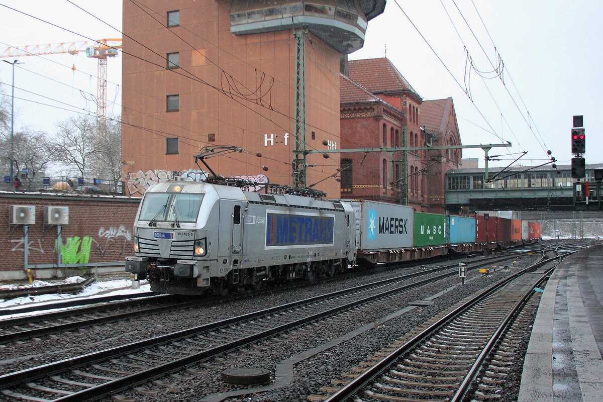 A little flake of snow accompanies Metrans 383 436 with container train whilst passing through Hamburg-Harburg on 13 February 2026.