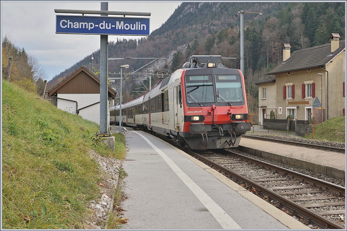 A local train from Neuchâtel to Buttes is arriving at Champ-du-Moulin.

23.11.2019