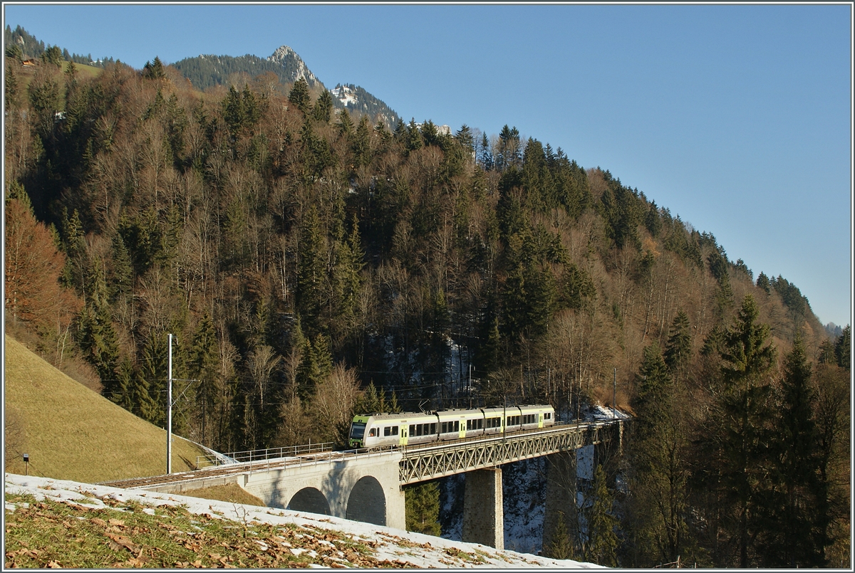 A  Lötschberger  of the 135 long BBunschnbach Bridge by Weissenburg.
05.12.2013