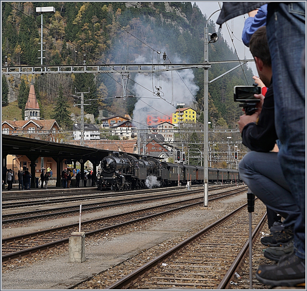 A lot of people take picures from the  Elefants  C 5/6 2978 and 2969 in Göschenen.
21.10.2017