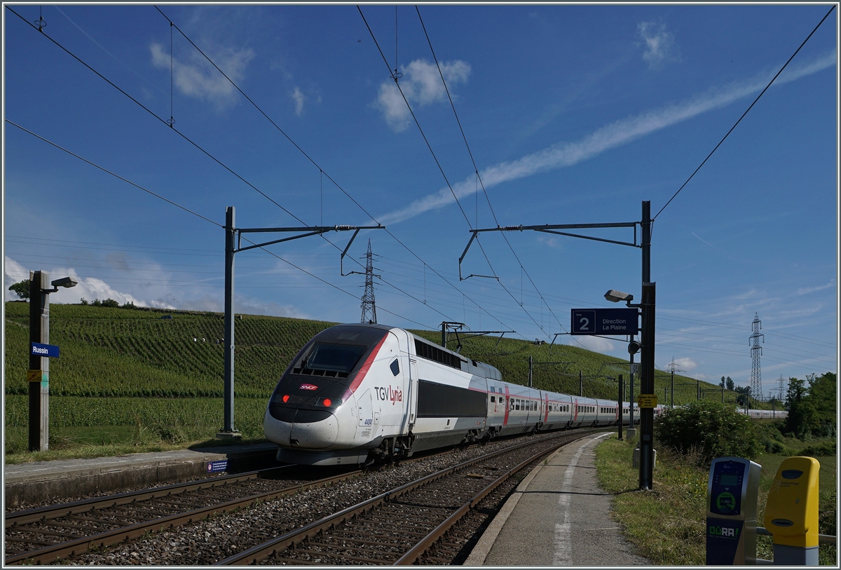 A Lyria TGV from Paris to Geneva in Russin.
20. 06.2016
