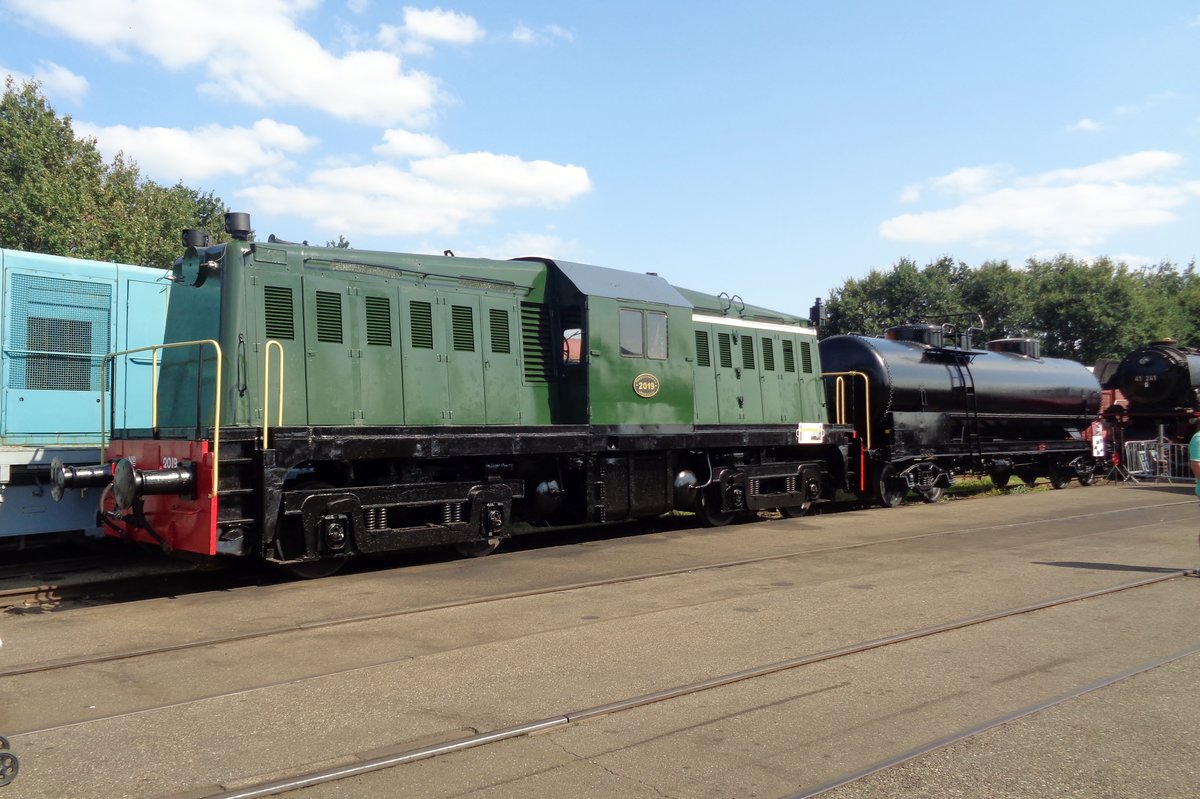 A masquerade at the VSM in Beekbergen on 2 September 2018. When in 1944 the US Army launched their massive liberation effort of Western Europe, massive orders for steam and diesel locos wree placed by the military to cope with the expected extra traffic and shunting work (the armies needed to be equipped and replenished with fresh troops, materiel, tanks and usables like food, water and munition). Whitcomb Locomotive Company modified a 1943 design for the USATC and sold more than a hundred of these to the military. After the War, France,, Italy and the Netherlands bought the for the USATC surplus locos. NS bought twenty, 18 of which entered service and two for spares, numbering them 2001-2018. In 2018, VSM hit the fraternity headlines when they bought an old American Whitcomb and restored her externally in NS 1950s condition. Sinds she was not of the original NS-batch, the VSM followed preservation customs with giving their newby the first number after the last original, hence planting No.2019 in her fleet. 