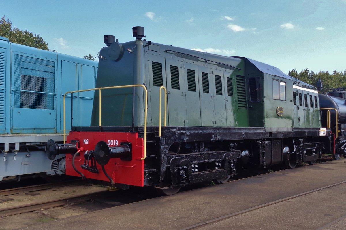 A masquerade at the VSM in Beekbergen on 2 September 2018. When in 1944 the US Army launched their massive liberation effort of Western Europe, massive orders for steam and diesel locos wree placed by the military to cope with the expected extra traffic and shunting work (the armies needed to be equipped and replenished with fresh troops, materiel, tanks and usables like food, water and munition). Whitcomb Locomotive Company modified a 1943 design for the USATC and sold more than a hondred of these to the military. After the War, France,, Italy and the Netherlands bought the for the USATC surplus locos. NS bought twenty, 18 of which entered service and two for spares, numbering them 2001-2018. In 2018, VSM hit the fraternity headlines when they bought an old American Whitcomb and restored her externally in NS 1950s condition. Sinds she was not of the original NS-batch, the VSM followed preservation customs with giving their newby the first number after the last original, hence planting No.2019 in her fleet.