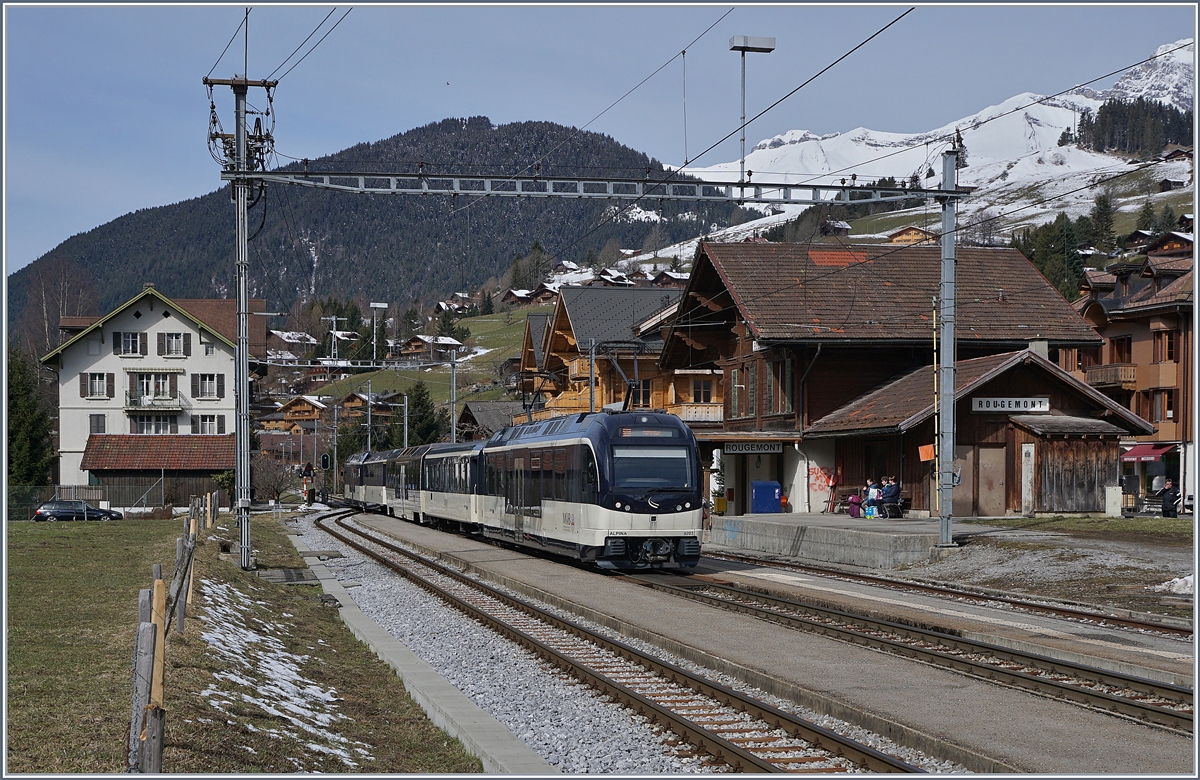 A MOB  Alpina  local train by his stop in Rougemont. 

02.04.2018