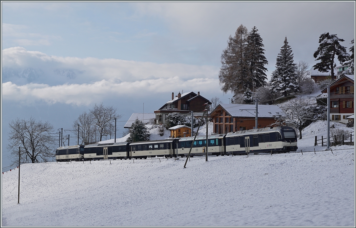 A MOB Be 4/4 (Serie 9000) and Ge 4/4 (Serie 8000) with a Panoramic Express from Montreux to Zweisimmen by Les Avants.

02.12.2020