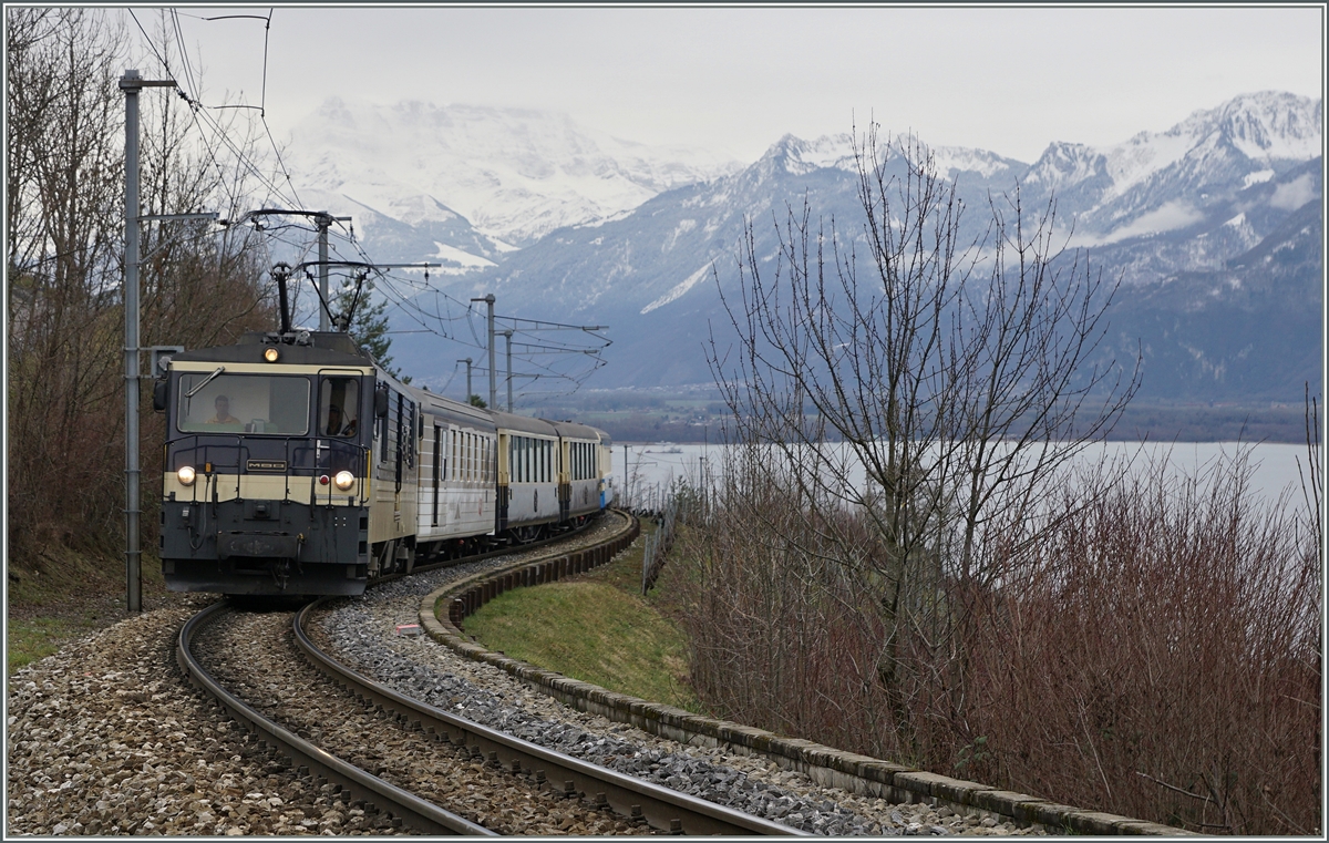 A MOB GDe 4/4 is comming up from Montreux with the MOB GoldenPass Classic Service. 
Near Planchamp, 4. Feb. 2016