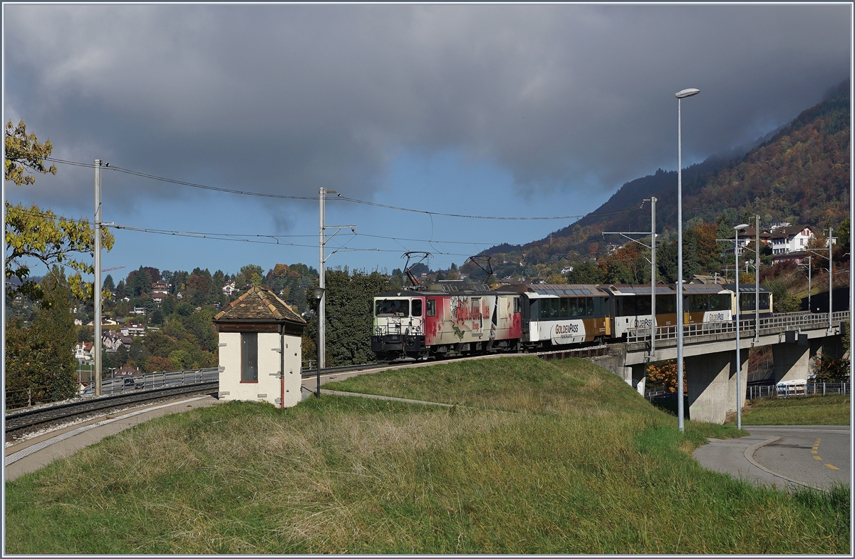 A MOB GDe 4/4 wiht a GoldenPass Panoramic Express by Châtelard VD.
27.10.2016