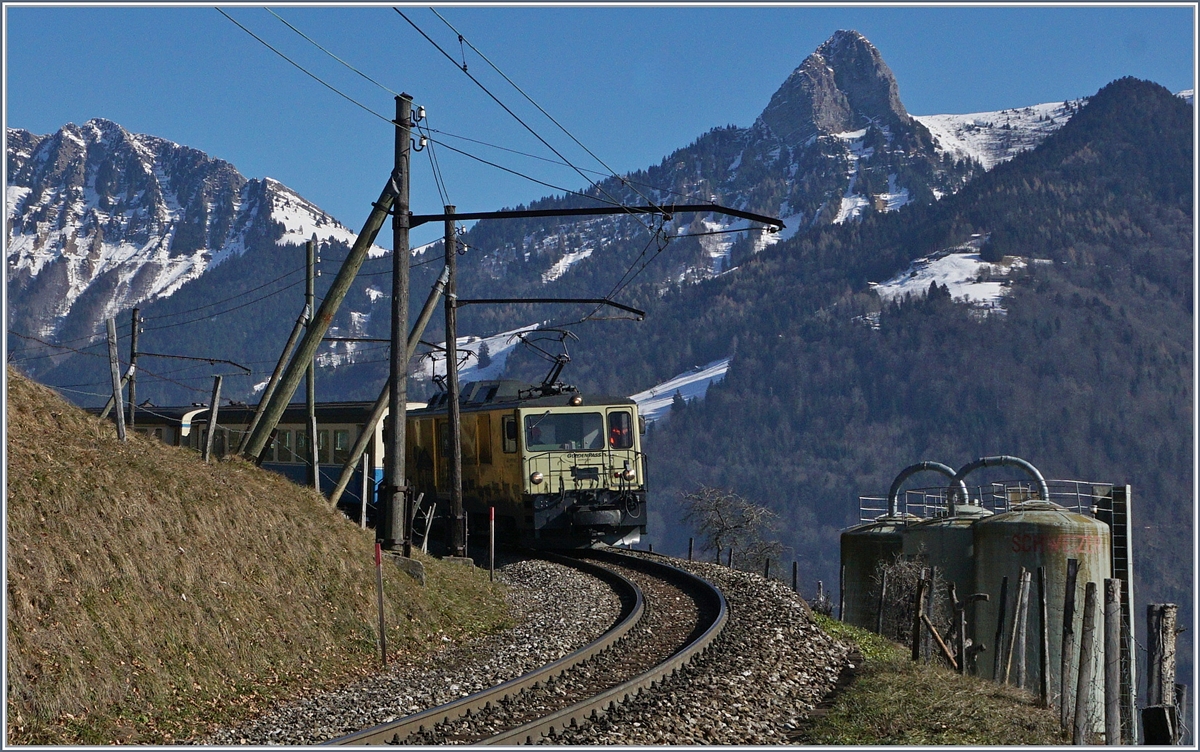 A MOB GDe 4/4 with his MOB Belle Epoque train from Zweisimmen to Montreux betwenn Senday-Sollard and Chamby.
15.02.2017
