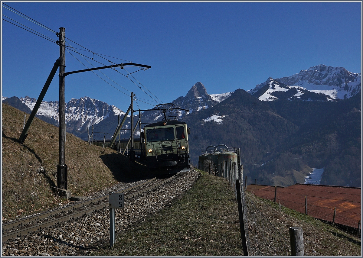 A MOB GDe 4/4 with a MOB Belle Epoque between Les Avants and Chamby.
15.02.2017