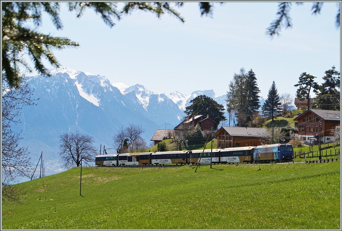 A MOB Ge 4/4 wiht his GoldpassPanoric on the way to Zweisimmen by Les Avants.
13.04.2015