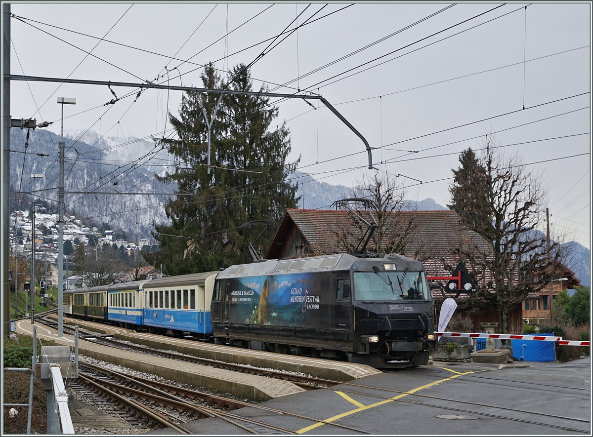 A MOB Ge 4/4 with the local train 2517 from Zweisimmen to Montreux by his stop in Chernex.
04.02.2016 