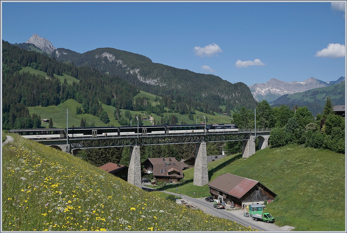 A MOB Ge 4/4 with a GoldenPass Panoramic on the way to Zweisimmen by Gstaad. 

02.06.2020