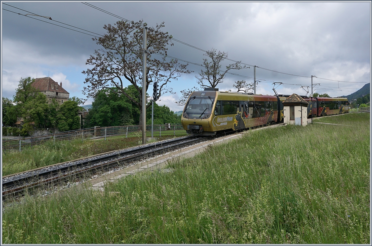 A MOB  Lenkerpendel  (Bt - Be 4/4 Serie 5000 - ABt) on the way to Zweisimmen by Le Châtelard VD.

06.05.2020  