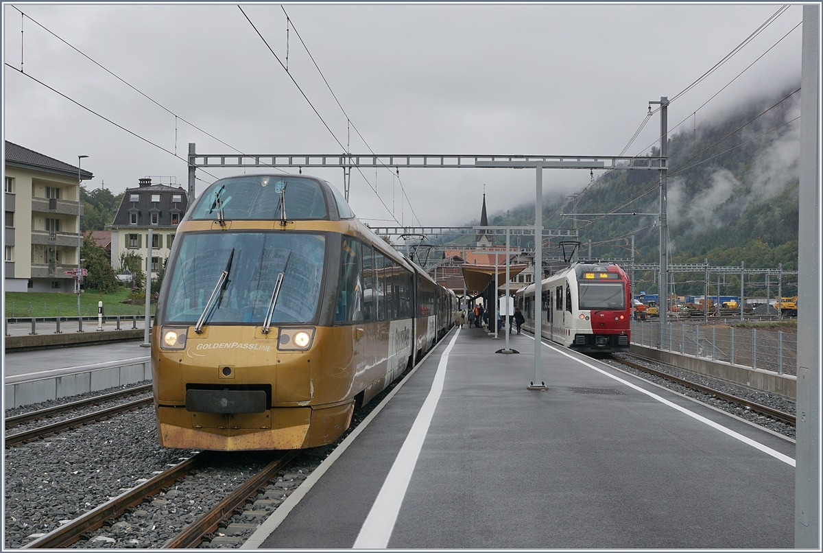 A MOB Panoramic Express and a TPF local train in the  new   Montbobon Station.
14.09.2018
