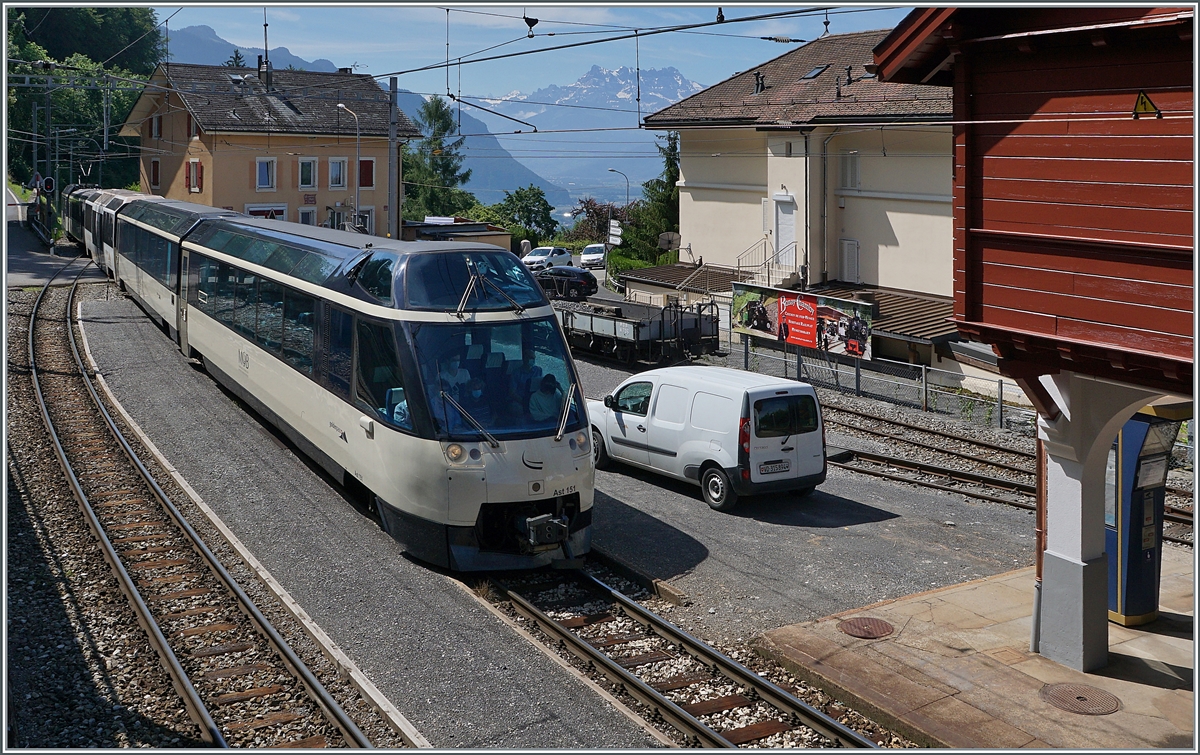 A MOB Panoramic Express is arriving at the Chamby Station. In the background the  Dents de Midi . 

26.06.2021