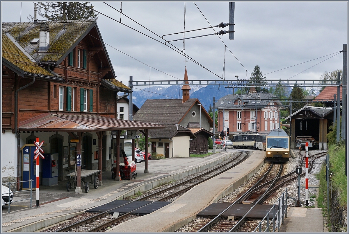 A MOB Panoramic Express is arriving at Les Avants. 

02.05.2020