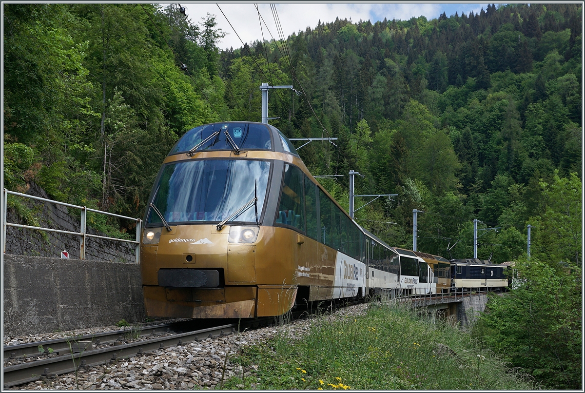 A MOB Panoramic Express on the way to Montreux between Les Avants and Sendy-Sollard.

17.05.2020