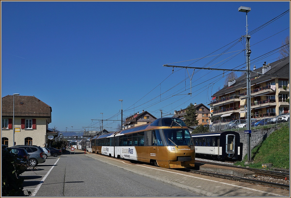 A MOB Panoramic service is leaving Chernex Station.
27.03.2017