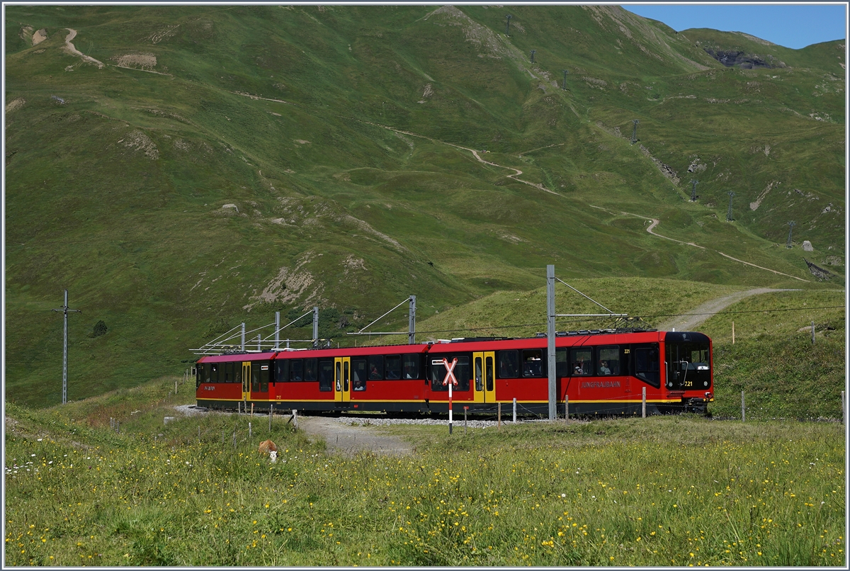 A new Jungfraubahn train between the Kleine Schiedegg and the Eigergletscher Station.
08.08.2016