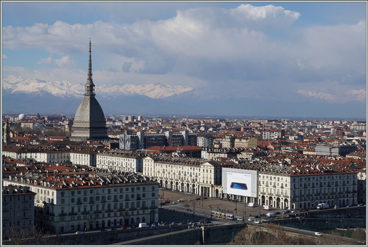 A new tram of the Piazza Vittorio Veneto in Torino.
08.03.02016